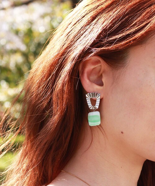 misto accessories(ミストアクセサリーズ)の「スクエアシェルピアス(ピアス(両耳用)・レディース・ブラウン/グリーン・FREE)」の4枚目の写真