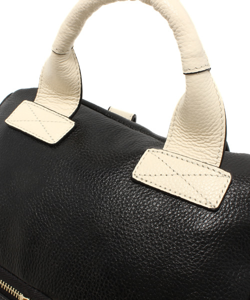 ROSE BUD(ローズバッド)の「M02343 2TONE SQUARE BACKPACK(バックパック/リュック・レディース・アイボリー/ブラック・ONE SIZE)」の8枚目の写真