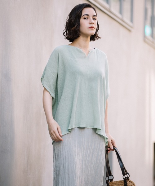 Munich(ミューニック)の「ツイストプリーツブラウス(セットアップ可)(シャツ/ブラウス・レディース・アイボリー/ブラック/ライトベージュ/ライトグリーン・FREE)」の1枚目の写真