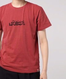 TE18219 / TCSS 2020NEW アラビアフォントプリント ユニセックスサイジング リラクシングシルエット 半袖プリントTシャツカットソー