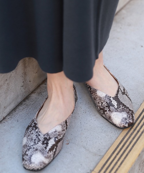 LAKOLE（ラコレ）の「Vカットギャザーパンプス / LAKOLE（パンプス・レディース・ブラック/ベージュ/パイソン・MEDIUM/LARGE）」の3枚目の写真