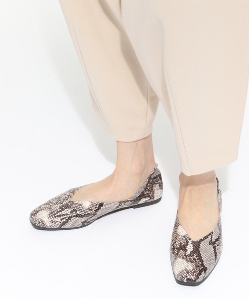 LAKOLE（ラコレ）の「Vカットギャザーパンプス / LAKOLE（パンプス・レディース・ブラック/ベージュ/パイソン・MEDIUM/LARGE）」の17枚目の写真