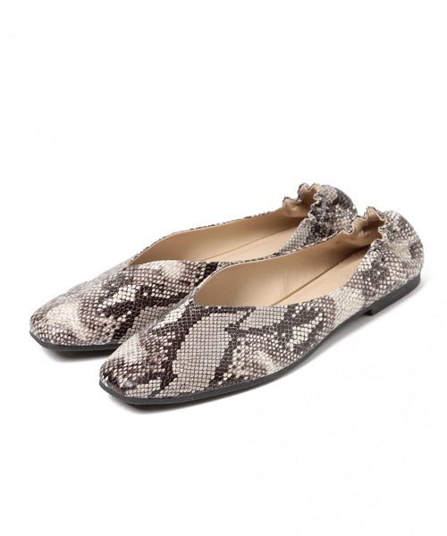 LAKOLE（ラコレ）の「Vカットギャザーパンプス / LAKOLE（パンプス・レディース・ブラック/ベージュ/パイソン・MEDIUM/LARGE）」の19枚目の写真