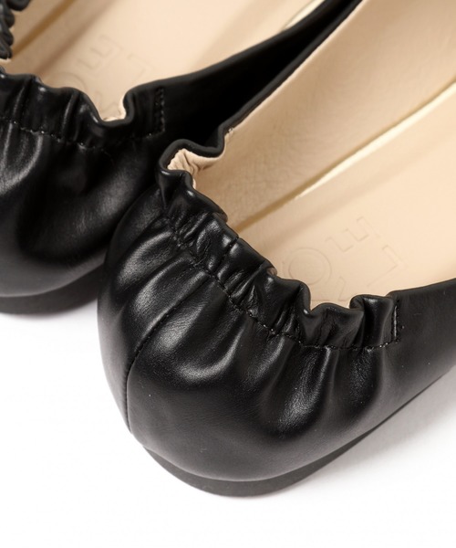 LAKOLE（ラコレ）の「Vカットギャザーパンプス / LAKOLE（パンプス・レディース・ブラック/ベージュ/パイソン・MEDIUM/LARGE）」の7枚目の写真