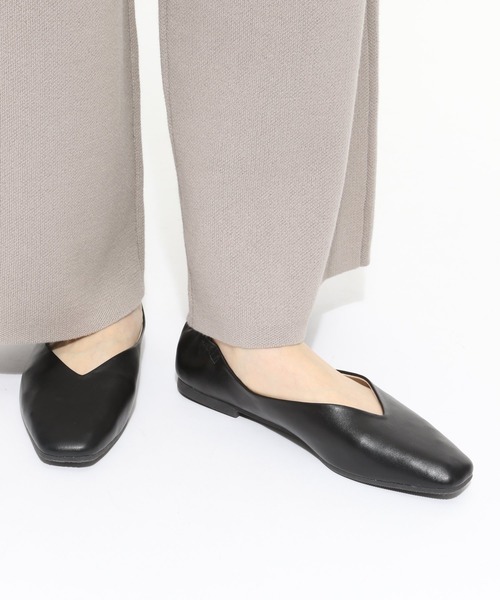 LAKOLE（ラコレ）の「Vカットギャザーパンプス / LAKOLE（パンプス・レディース・ブラック/ベージュ/パイソン・MEDIUM/LARGE）」の4枚目の写真