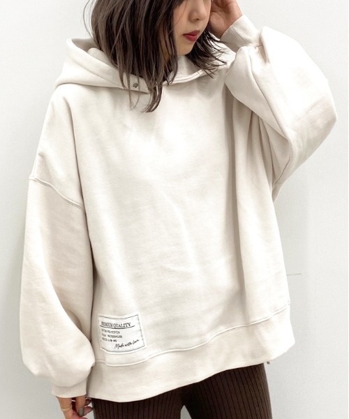 apres jour mignon(アプレジュールミニョン)の「ラベルフーディー【ZOZOTOWN限定アイテム】(パーカー・レディース・ブラック/アイボリー/モカ/ブルー系その他・X-LARGE/フリー)」の5枚目の写真