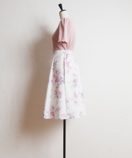 tocco closet(トッコ クローゼット)の「袖口メローフリルリブカットソー×フラワープリントドッキングワンピース(ワンピース・レディース・オフホワイト/ピンク・M)」の12枚目の写真