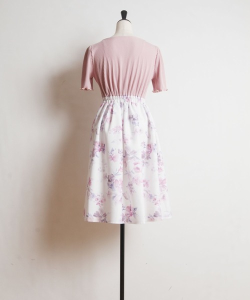 tocco closet(トッコ クローゼット)の「袖口メローフリルリブカットソー×フラワープリントドッキングワンピース(ワンピース・レディース・オフホワイト/ピンク・M)」の13枚目の写真