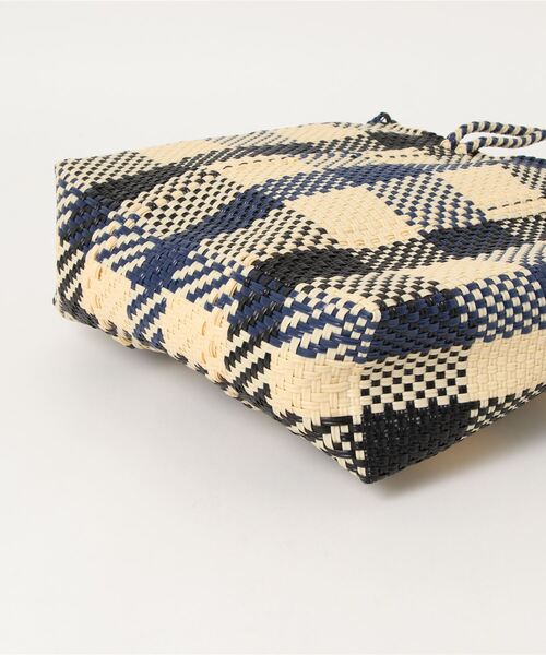 flower（フラワー）の「メルカドバッグ　3カラーズ　チェック　ネイビー×クリーム×ブラック　スモール（かごバッグ・レディース・ネイビー・S）」の3枚目の写真
