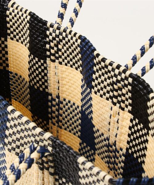 flower（フラワー）の「メルカドバッグ　3カラーズ　チェック　ネイビー×クリーム×ブラック　スモール（かごバッグ・レディース・ネイビー・S）」の4枚目の写真