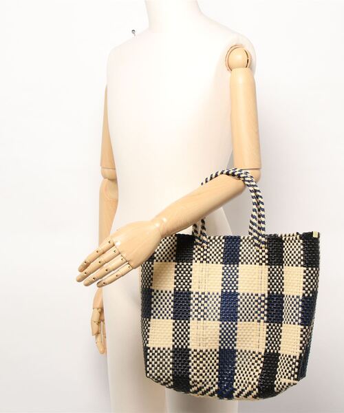 flower（フラワー）の「メルカドバッグ　3カラーズ　チェック　ネイビー×クリーム×ブラック　スモール（かごバッグ・レディース・ネイビー・S）」の5枚目の写真