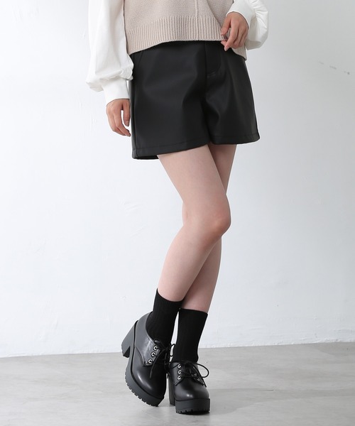 Honeys(ハニーズ)の「合皮ショートパンツ(その他パンツ・レディース・ブラック/ベージュ/モカ・S/M/L)」の2枚目の写真