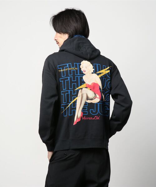 RAWLIFE(ロウライフ)の「ピンナップガール プルオーバー パーカー /PIN UP GIRL PULLOVER PARKA / アヴィレックス / AVIREX(パーカー・メンズ・ブラック/ベージュ/ブルーグレー・MEDIUM/LARGE/X-LARGE)」の6枚目の写真