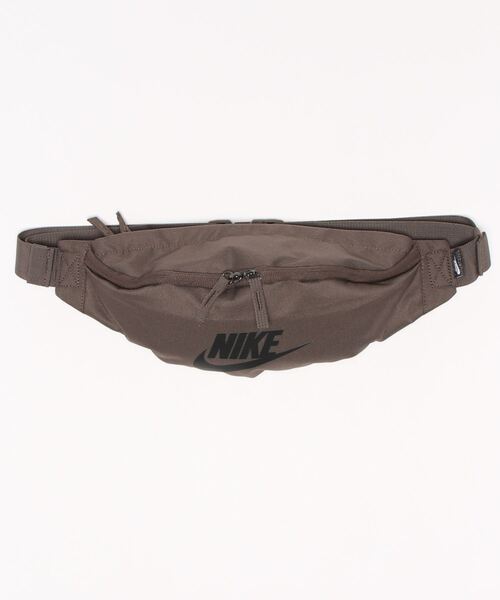 NIKE（ナイキ）の「《NIKEアパレル》ﾅｲｷ NK HERITAGE WAISTPACK-FA21（ボディバッグ/ウエストポーチ・メンズ・ブラック/ネイビー/ダークブラウン/グレー/グレー系その他/グリーン/ライラック/オリーブ/レッド系/ライトグレー/ベージュ系その他/ブラウン/ロイヤルブルー・フリー）」の5枚目の写真
