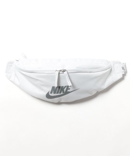 NIKE（ナイキ）の「《NIKEアパレル》ﾅｲｷ NK HERITAGE WAISTPACK-FA21（ボディバッグ/ウエストポーチ・メンズ・ブラック/ネイビー/ダークブラウン/グレー/グレー系その他/グリーン/ライラック/オリーブ/レッド系/ライトグレー/ベージュ系その他/ブラウン/ロイヤルブルー・フリー）」の4枚目の写真