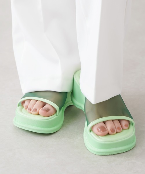 SPINNS（スピンズ）の「カラーミュールサンダル（サンダル・レディース・ホワイト/ブラック/パープル/グリーン・M/L）」の3枚目の写真