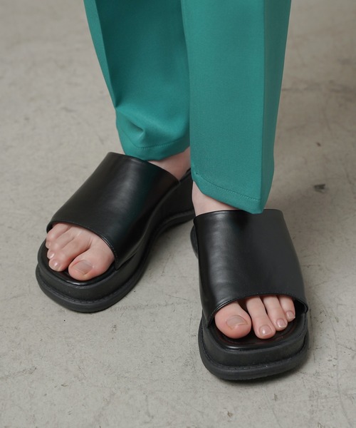 SPINNS（スピンズ）の「カラーミュールサンダル（サンダル・レディース・ホワイト/ブラック/パープル/グリーン・M/L）」の17枚目の写真