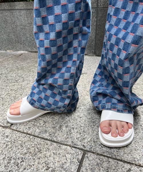 SPINNS（スピンズ）の「カラーミュールサンダル（サンダル・レディース・ホワイト/ブラック/パープル/グリーン・M/L）」の22枚目の写真