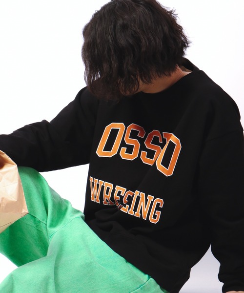 Revo.(レボ)の「カレッジプリントクルーネックスウェット(スウェット・メンズ・ブラック/グレー/ダークオレンジ/ホワイト/ライトブルーグレー・1/2)」の1枚目の写真