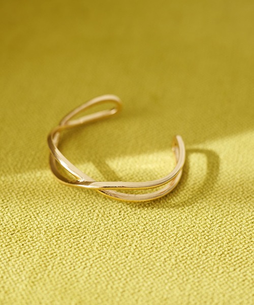 earth music&ecology(アースミュージックアンドエコロジー)の「クロスラインバングル(ブレスレット・レディース・シルバー/ゴールド・FREE)」の1枚目の写真