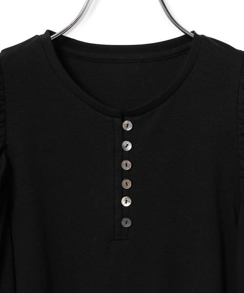 ADAM ET ROPE'(アダムエロペ)の「【一部直営店舗・WEB限定】フロントボタンパフスリーブTEE(Tシャツ/カットソー・レディース・ホワイト/ブラック/ブラック系その他・FREE)」の8枚目の写真