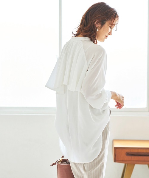 GeeRA(ジーラ)の「バックフリルブラウス(シャツ/ブラウス・レディース・オフホワイト/ライトグリーン・MEDIUM/LARGE)」の1枚目の写真
