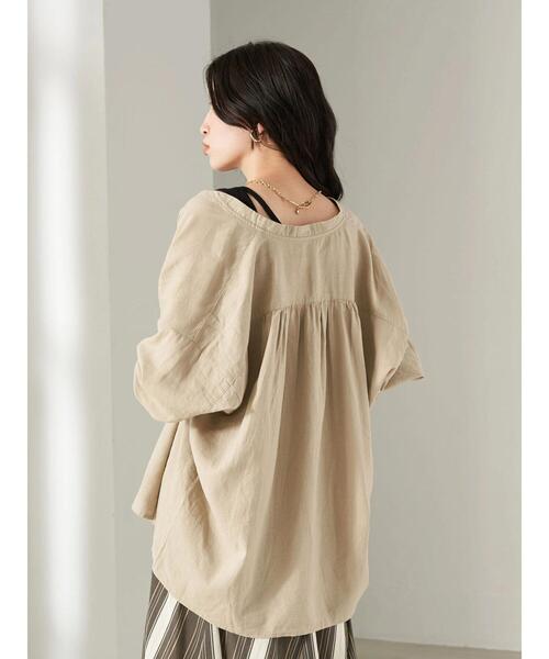 earth music&ecology（アースミュージックアンドエコロジー）の「麻混バックギャザードルマンブラウス(無地)（シャツ/ブラウス・レディース・グレイッシュベージュ/グリーン系その他3/オフホワイト・FREE）」の7枚目の写真