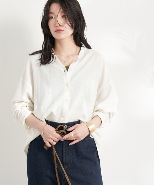 earth music&ecology（アースミュージックアンドエコロジー）の「麻混バックギャザードルマンブラウス(無地)（シャツ/ブラウス・レディース・グレイッシュベージュ/グリーン系その他3/オフホワイト・FREE）」の2枚目の写真