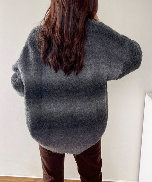 emi+（エミプラス）の「グラデーションカラー ハイネック ニットプルオーバー（ニット/セーター・レディース・パープル/ブラウン/グレー/ブルー・FREE）」の20枚目の写真