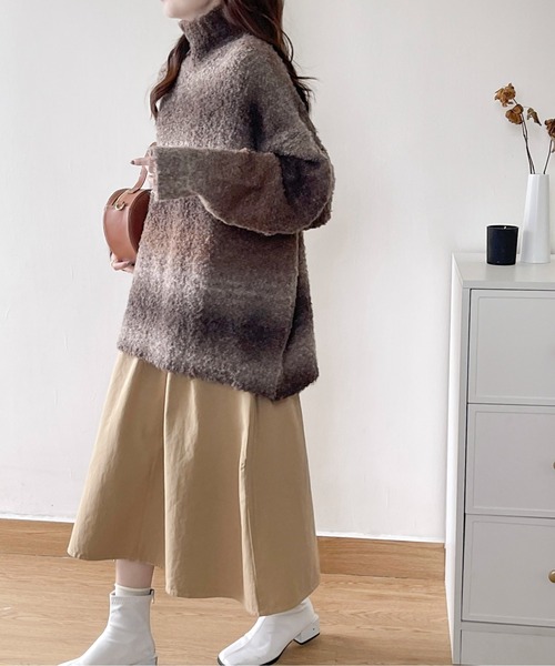 emi+（エミプラス）の「グラデーションカラー ハイネック ニットプルオーバー（ニット/セーター・レディース・パープル/ブラウン/グレー/ブルー・FREE）」の22枚目の写真