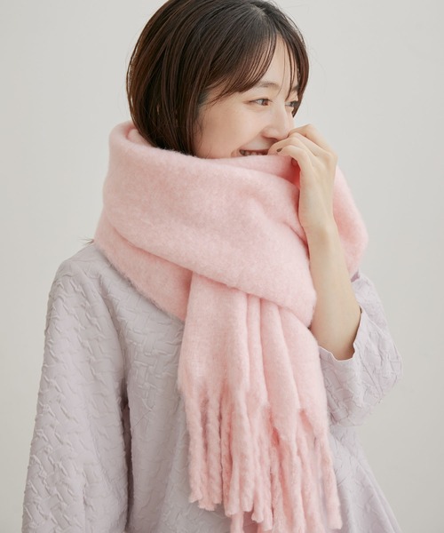 VIS(ビス)の「リサイクルポリふわふわ太フリンジマフラー(マフラー・レディース・ブラック/ライトグレー/キナリ/ブラウン系その他3/ピンク/イエロー・FREE)」の6枚目の写真