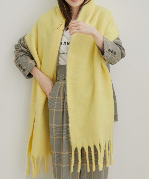 VIS(ビス)の「リサイクルポリふわふわ太フリンジマフラー(マフラー・レディース・ブラック/ライトグレー/キナリ/ブラウン系その他3/ピンク/イエロー・FREE)」の1枚目の写真