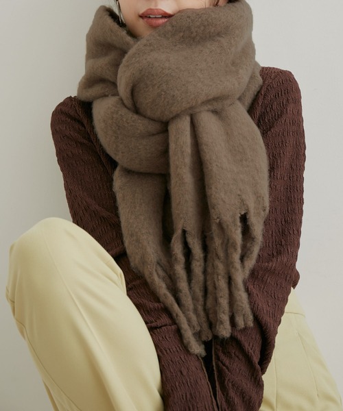 VIS(ビス)の「リサイクルポリふわふわ太フリンジマフラー(マフラー・レディース・ブラック/ライトグレー/キナリ/ブラウン系その他3/ピンク/イエロー・FREE)」の5枚目の写真