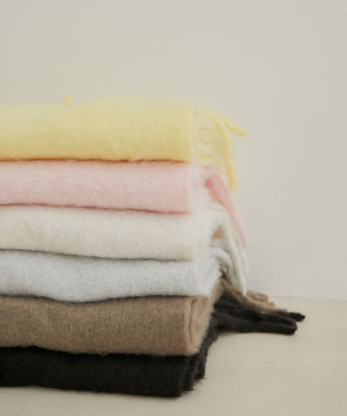 VIS(ビス)の「リサイクルポリふわふわ太フリンジマフラー(マフラー・レディース・ブラック/ライトグレー/キナリ/ブラウン系その他3/ピンク/イエロー・FREE)」の13枚目の写真