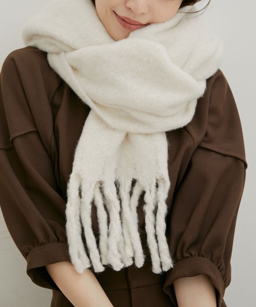 VIS(ビス)の「リサイクルポリふわふわ太フリンジマフラー(マフラー・レディース・ブラック/ライトグレー/キナリ/ブラウン系その他3/ピンク/イエロー・FREE)」の7枚目の写真