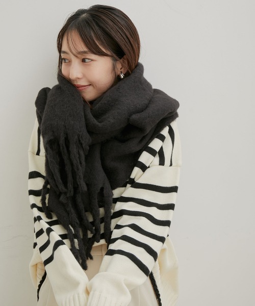 VIS(ビス)の「リサイクルポリふわふわ太フリンジマフラー(マフラー・レディース・ブラック/ライトグレー/キナリ/ブラウン系その他3/ピンク/イエロー・FREE)」の10枚目の写真