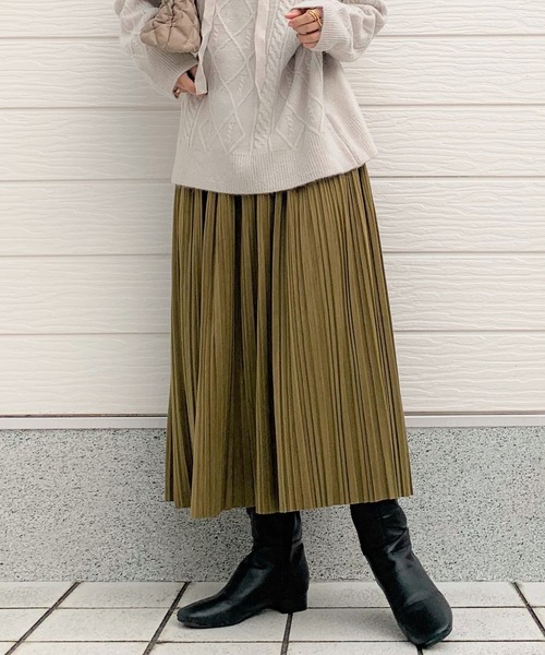 Q（キュー）の「ベロアプリーツスカート（スカート・レディース・カーキ/グレー・MEDIUM）」の2枚目の写真