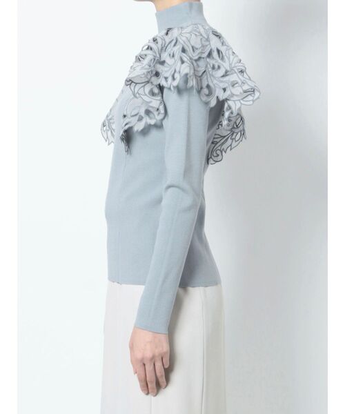 LAGUNAMOON（ラグナムーン）の「フリルエンブロイダリーニットプルオーバー（ニット/セーター・レディース・ブラック/アイボリー/ブルー・FREE）」の12枚目の写真