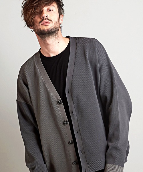 NO ID.（ノーアイディ）の「【NO ID.】Changing V Neck Cardigan / チェンジング V ネック カーディガン（カーディガン/ボレロ・メンズ・ブラック/グレー/ブルーグリーン/グレイッシュベージュ・ONE SIZE）」の3枚目の写真