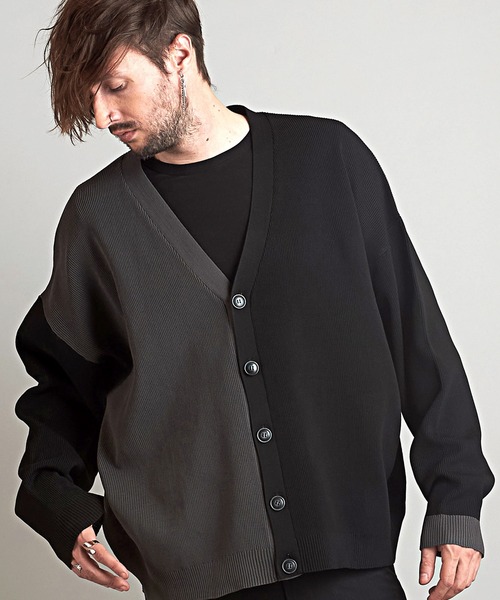 NO ID.（ノーアイディ）の「【NO ID.】Changing V Neck Cardigan / チェンジング V ネック カーディガン（カーディガン/ボレロ・メンズ・ブラック/グレー/ブルーグリーン/グレイッシュベージュ・ONE SIZE）」の2枚目の写真