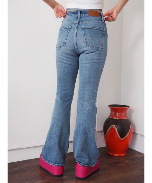 EVRIS（エヴリス）の「ウエストデザインフレアデニムパンツ（デニムパンツ・レディース・ブラック/ライトブルー・SMALL/MEDIUM）」の4枚目の写真