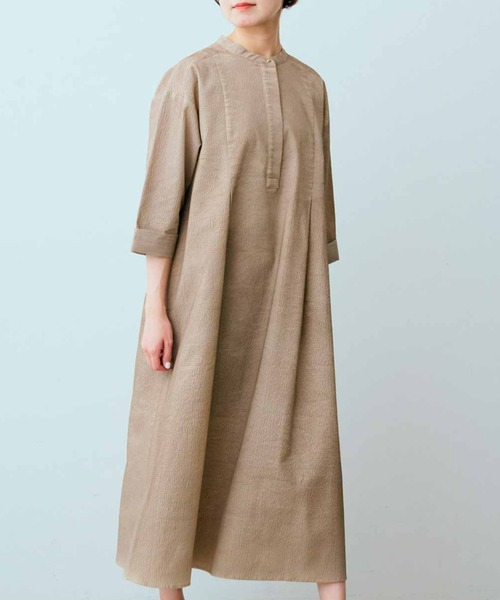 IEDIT（イディット）の「ＩＥＤＩＴ　バンドカラーとゴールドボタンで着映えする　サッカー素材のシャツワンピース（シャツワンピース・レディース・ベージュ/グリーン・MEDIUM/LARGE/X-LARGE/XX-LARGE）」の2枚目の写真