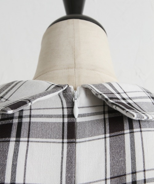 tocco closet（トッコ　クローゼット）の「くるみ飾り釦付きチェック柄シャツティアードワンピース（ワンピース・レディース・オフホワイト・M）」の15枚目の写真