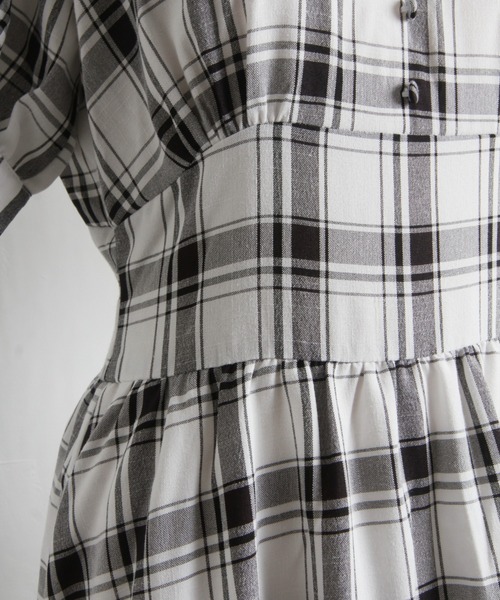 tocco closet（トッコ　クローゼット）の「くるみ飾り釦付きチェック柄シャツティアードワンピース（ワンピース・レディース・オフホワイト・M）」の6枚目の写真
