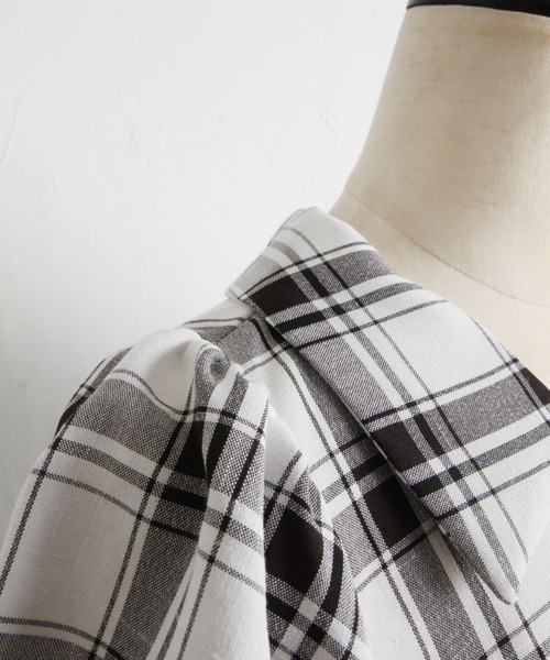 tocco closet（トッコ　クローゼット）の「くるみ飾り釦付きチェック柄シャツティアードワンピース（ワンピース・レディース・オフホワイト・M）」の11枚目の写真
