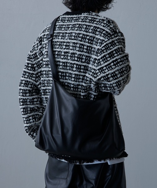 Lui's(ルイス)の「【Neucon / ニューコン】24SS シンセティックレザーショルダーバッグ(ショルダーバッグ・メンズ・ブラック/アイボリー/グリーン・FREE)」の5枚目の写真
