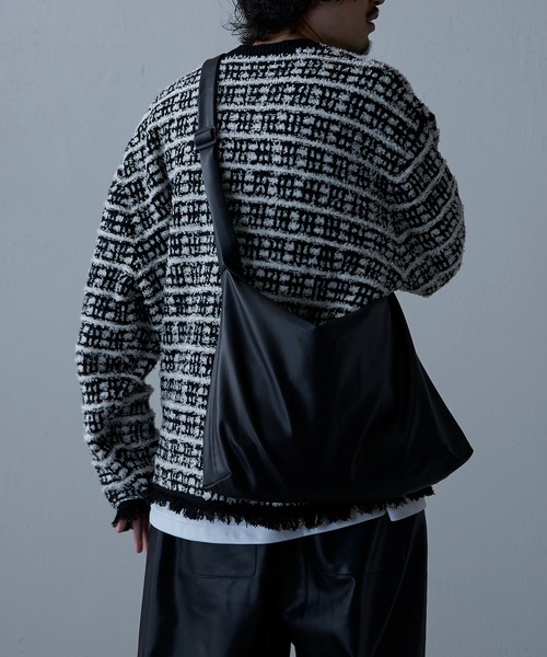 Lui's(ルイス)の「【Neucon / ニューコン】24SS シンセティックレザーショルダーバッグ(ショルダーバッグ・メンズ・ブラック/アイボリー/グリーン・FREE)」の6枚目の写真