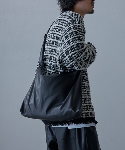 Lui's(ルイス)の「【Neucon / ニューコン】24SS シンセティックレザーショルダーバッグ(ショルダーバッグ・メンズ・ブラック/アイボリー/グリーン・FREE)」の7枚目の写真
