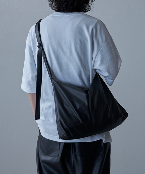 Lui's(ルイス)の「【Neucon / ニューコン】24SS シンセティックレザーショルダーバッグ(ショルダーバッグ・メンズ・ブラック/アイボリー/グリーン・FREE)」の8枚目の写真