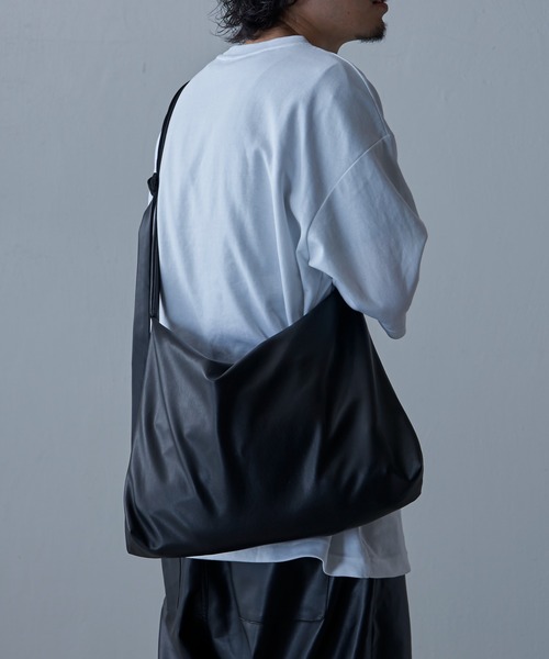 Lui's(ルイス)の「【Neucon / ニューコン】24SS シンセティックレザーショルダーバッグ(ショルダーバッグ・メンズ・ブラック/アイボリー/グリーン・FREE)」の9枚目の写真